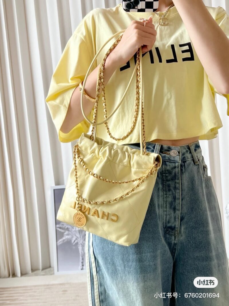 22fc864192.jpg Chanel 22mini Chicken Yellow
Chanel 22mini Chicken Yellow
Chanel garbage bag
Another popular color of this season,
Simple and comfortable colors
The small and cute lucky bag, combined with the color of chicken yellow, is particularly prominent