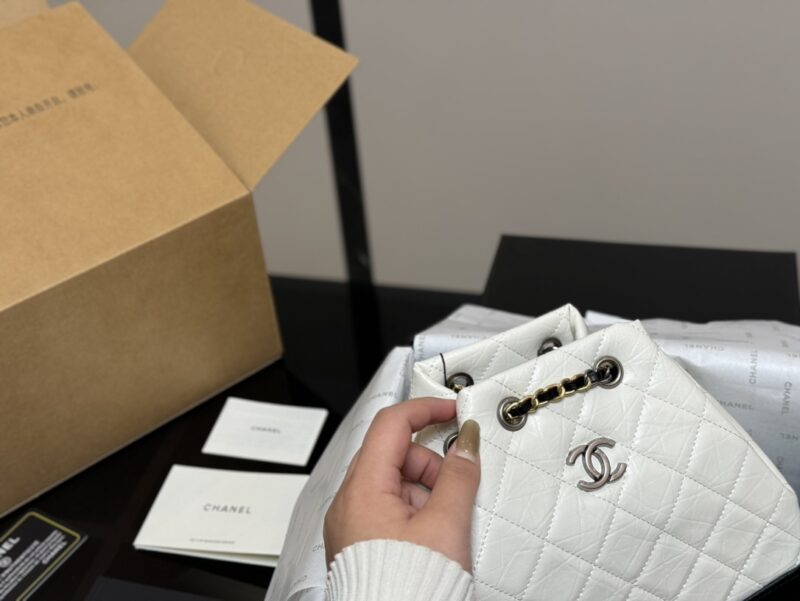 Comes with folding box airplane box
Chanel Gabrielle
I have always loved the classic wandering backpack
It has a light weight and is easy to carry,
It can be carried in any occasion and adapted to any style.
A classic bag that won't go out of style e...