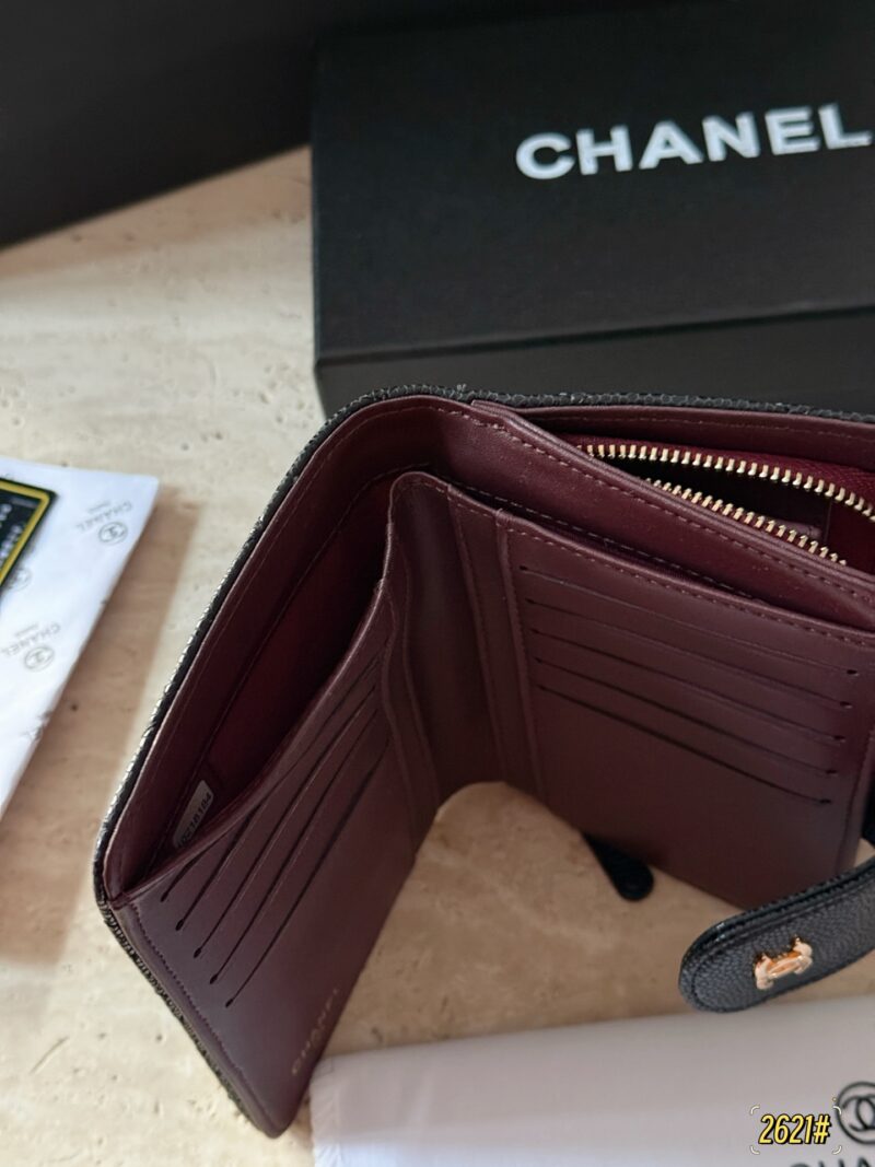 230034e567.jpg 165 boxes
size:15.5*11cm
Xiaoxiangjia caviar cowhide/sheepskin medium long clip
Chanel Wallet
?? Full leather inside and outside!
?? top layer leather!
A daily change and card that is sufficient for going out!
The packaging is very high-end...