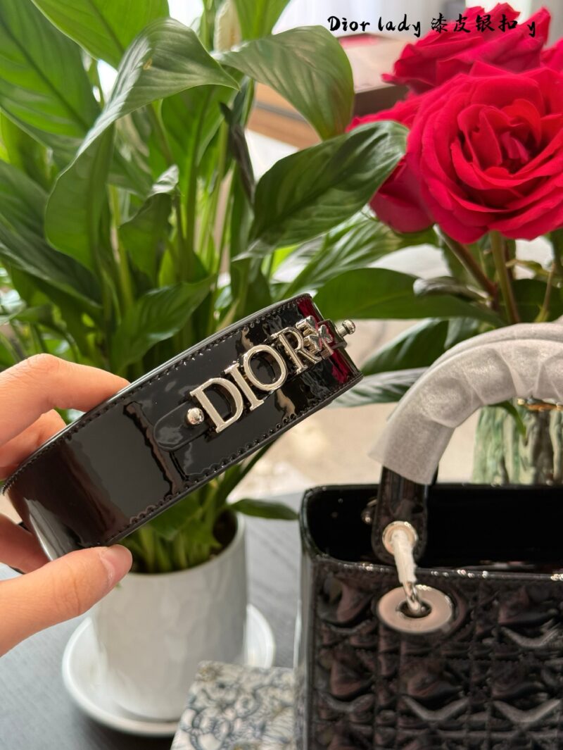 230e9283e0.jpg Dior Concubine Bag p264p269
Three grid 17 four grid 20 patent leather black/silver buckle
Imported calf leather with frosted deer skin pattern and velvet lining
Precision high-density electroplating hardware silver
Adjustable leather shoulder strap w...