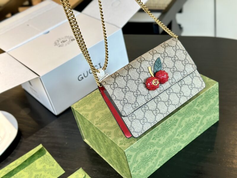 Comes with folding box airplane box
size：20*13cm
Small cherries that are particularly popular every year
GG Cherry Chain Bag
Cute and compact
Gucci Customized Edition!