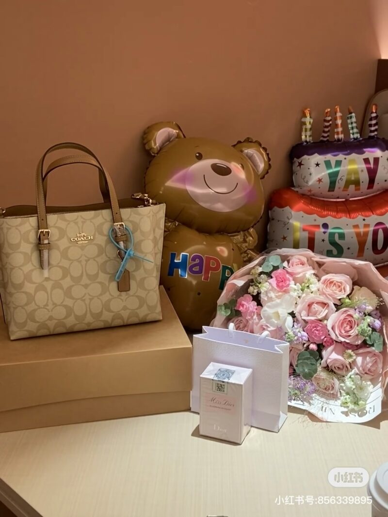 Coach Mollie 25
Open tote bag with two large compartments! Very durable.
Double layered tote bag, the texture is really amazing!!
There is a zipper in the middle that can also hold things, and the shoulder strap is specially designed to be long enoug...