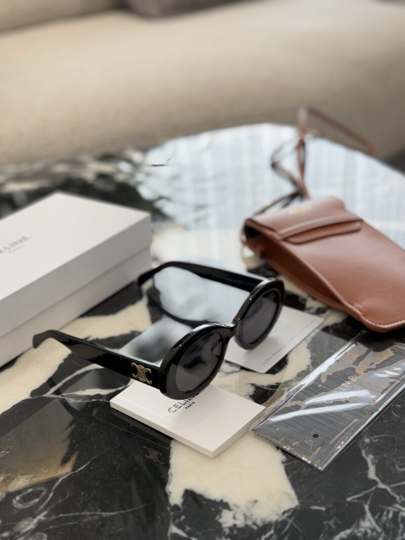 236961dc34.jpg Gift phone bag p205
Celine sunglasses of the same style as Shi Shi, worn You are the cold and aloof young lady!
As a fashion trendsetter, how could you miss Liu Shishi's Celine sunglasses CL 40194U-01A!
This pair of sunglasses truly blends fashion an...