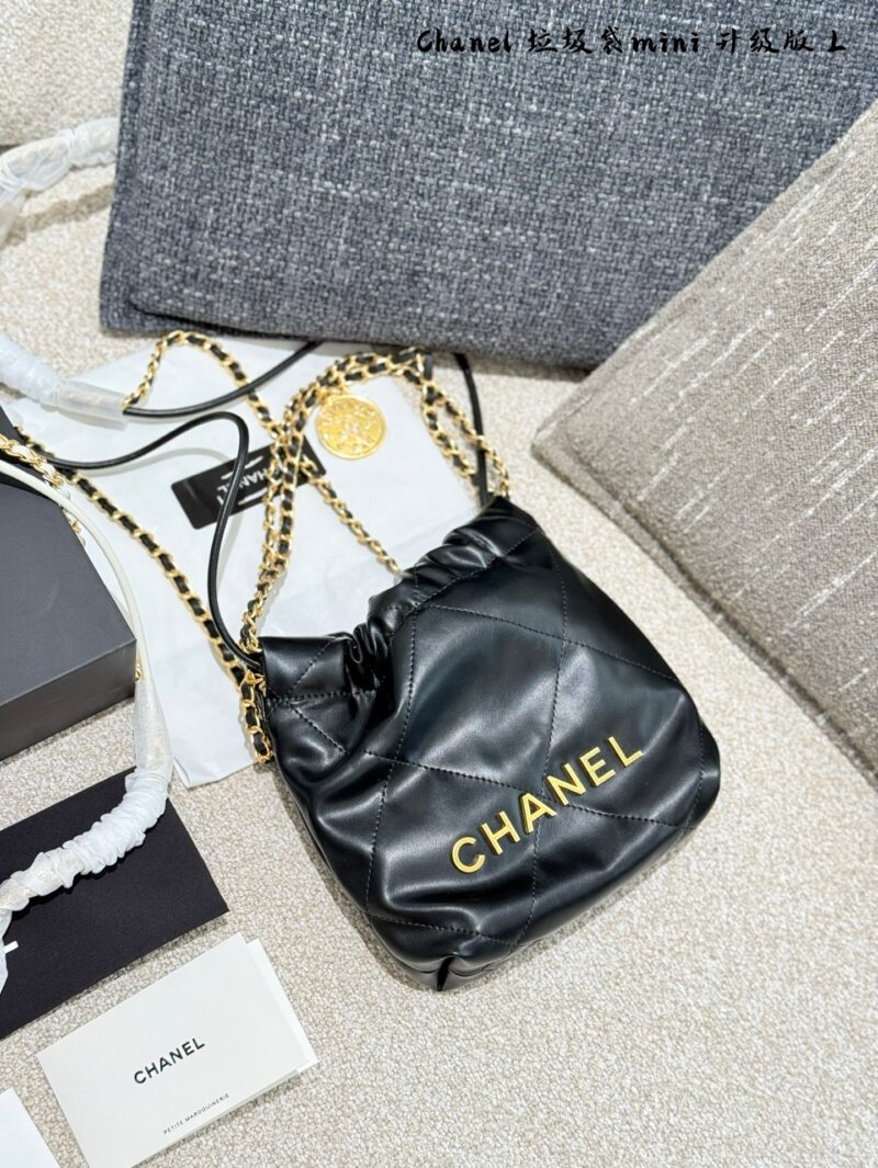 236b9ba46c.jpg Chanel Mini Garbage Bag P250 Upgraded Version
Can be carried by hand or slung over
The new season's C position! Get up the little girl who used to have a casual style with 22 bags
Can be carried by hand or slung over, exquisite and cute 18 × 20 box ...