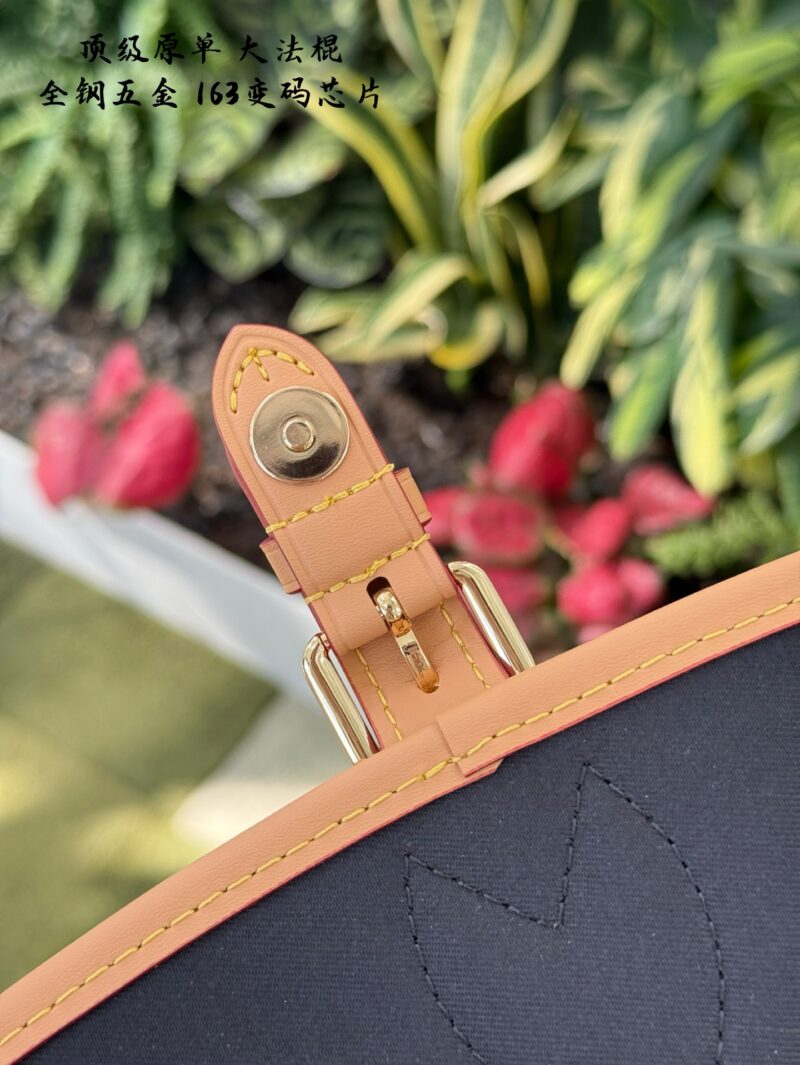 Counter synchronization 163 chip version p325
Lv's new Diane vintage flower stick bag for fashion shows, one shoulder crossbody armpit bag with floral embroidery shoulder strap, all steel hardware
Size: 24 * 15 * 9CM, with 2 shoulder straps that can ...