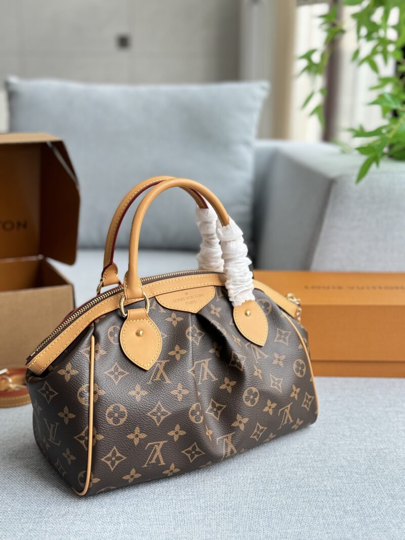 23a88a5b8d.jpg 230 Complete Gift Box Set
size:28×21
LV dumpling bag handbag shoulder crossbody bag steel hardware counter 163 frequency conversion chip
Easy interpretation of retro fashion
The bag is quite spacious, simple yet not simple, and does not require ex...