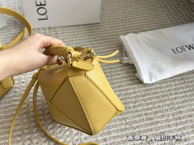 Box pairing
Size: 18 * 10cm (mini)
24 * 15cm (large size)
Loewe Geometry Package Puzzle
The special design of the controller adds a touch of craftsmanship to the puzzle
Who understands the beauty of this special version puzzle