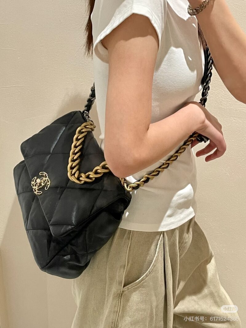 23c62175e7.jpg Chanel Chanel 19bag, looks good? I really don't understand why Chanel 19bag has been enduring for so long!
As the top selling brand, 19bag is a very practical bag that can be selected in size according to one's own needs
Small size: 26cm X 16cm X 9cm...