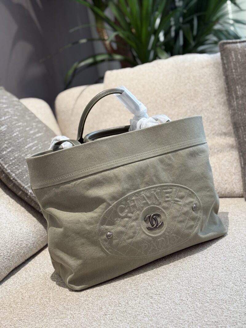Chanel vintage tote bag p240
Chanel's 2way tote bag is amazing! It looks great when carried on one shoulder or by hand
The bag is made of denim with a slight gray tone
So it's not heavy and durable
Daily commuting, using a computer, or going out for ...