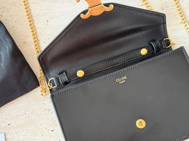 215 boxes
size：20*13cm
CELINE | The cost-effectiveness of the Arc de Triomphe WOC is too high!
The crossbody bag is so beautiful haha!
Breaking the conventional square design, the entire bag shape has been made more obedient~It has a strong academi...