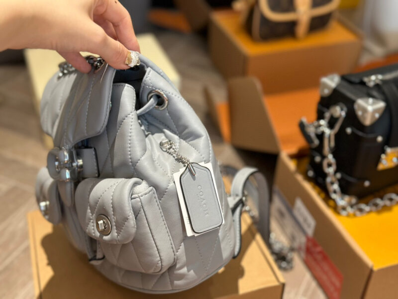 23d79c4df9.jpg 260 replica version
size:20cm
C's backpack,
Light weight! Highly recommended!
?? I need it for a short holiday!
Search Coach Backpack