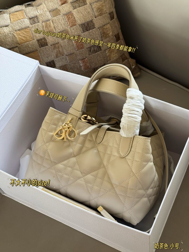 300 310 box upgraded version again
Size: 23x15cm (small size)
28 * 21cm (large size)
D's super popular Toujours shopping bag
I personally think the bag design is really durable!
I can't refuse anything gentle in beige color!
A feeling of neither big ...