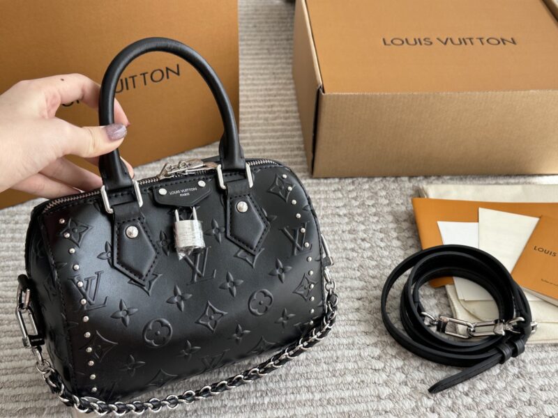 24047050c2.jpg Black Warrior ¥ 280
Lv small pillow bag original single sealed packaging ?? The size of NANO SPEEDY is quite small, so it exudes a fashionable, beautiful and charming temperament when paired. However, it is lightweight to carry and easy to wear ...