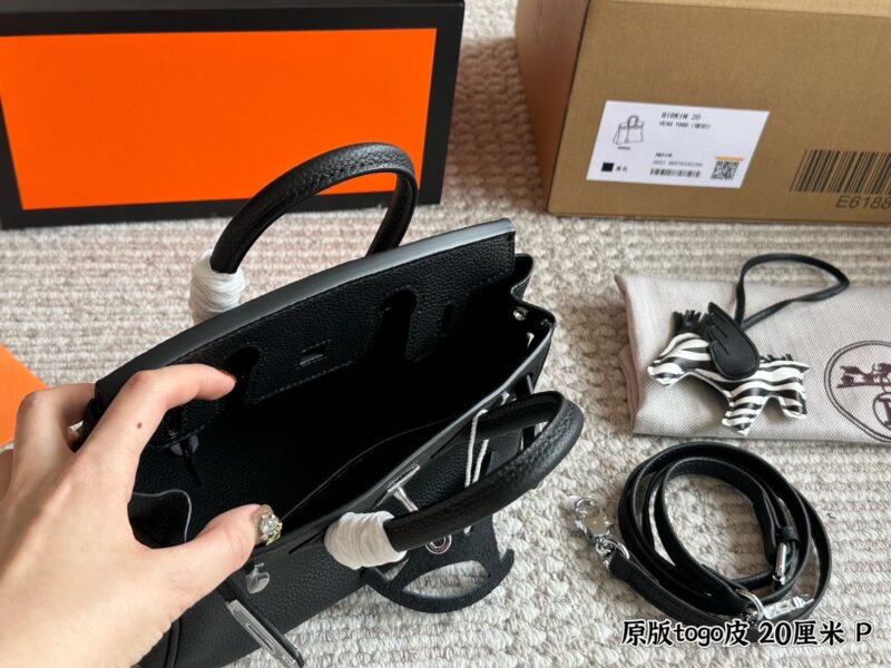 320 original togo leather
Size: 20cm box
Original quality ?
Original TC leather side panel steel seal code ??
The lock is made of copper, with a scarf and a flying horse pendant ??
The season for carrying platinum bags has arrived
The first...