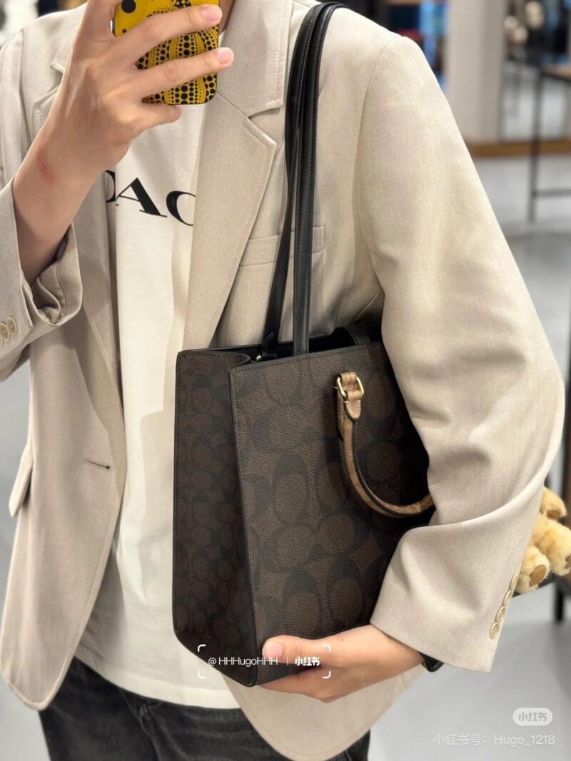 Good looking and easy-to-use bag, Coach's new product for December, Maggie tote, warm winter outfit
Maggie Tote's simple appearance makes it easy to accommodate
Play with style and effortlessly switch styles