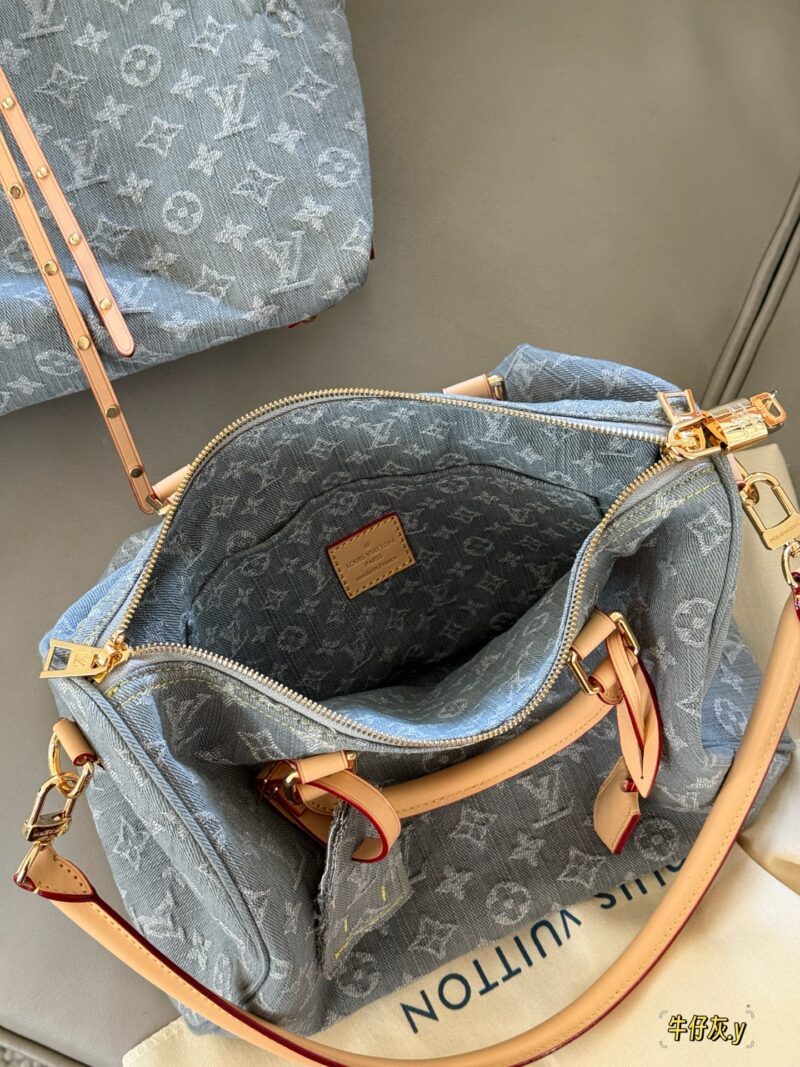 290 box upgrade version y
size：30*21cm
Come and take a look at L's Speedy30 pillow bag
Size 30cm is suitable for daily use and travel!
I really like this size
Very useful! Too cool!
This denim bag exudes a vintage atmosphere and is packed with UP!