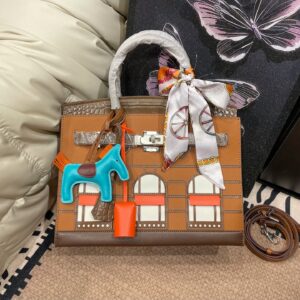Folding box ? Airplane Box
Hermes new Birkin house handbag
The elements of the house seem to bring fairy tales into reality
Unique and adorable, absolutely eye-catching ??
Open the mouth, pick up the casual, lazy and buckle up temperament
Exqui...
