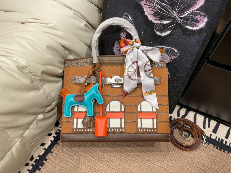 244073a39a.jpg Folding box ? Airplane Box
Hermes new Birkin house handbag
The elements of the house seem to bring fairy tales into reality
Unique and adorable, absolutely eye-catching ??
Open the mouth, pick up the casual, lazy and buckle up temperament
Exqui...