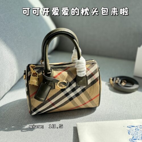 200 fold box
size：18.5×12.5
Burberry plaid pillow bag, bowling bag, one shoulder crossbody handbag
BURBERRY, a bunch of cocoa and love pillow bags are here
It can be carried by hand and slung diagonally without violating the rules. That's it
This ...