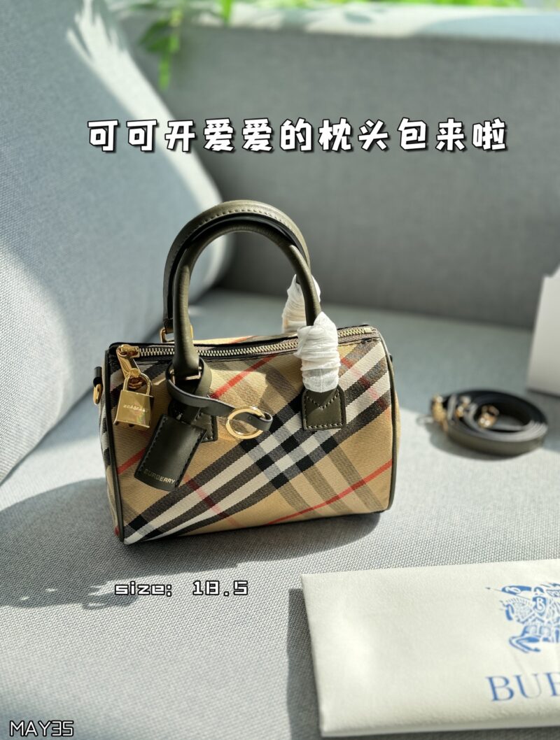 2441109db4.jpg 200 fold box
size:18.5×12.5
Burberry plaid pillow bag, bowling bag, one shoulder crossbody handbag
BURBERRY, a bunch of cocoa and love pillow bags are here
It can be carried by hand and slung diagonally without violating the rules. That's it
This ...