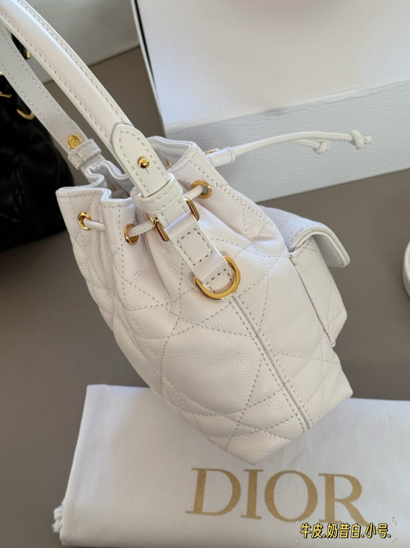 244eb50c92.jpg 310, 330 with box cowhide
Size: 15 * 15cm (small)
20 * 24cm (large)
D Home Caro Bucket Bag
Tengge pattern design is classic and stylish!
The shoulder strap can be matched freely and is exquisite and practical~I really like it. The whole person is ele...