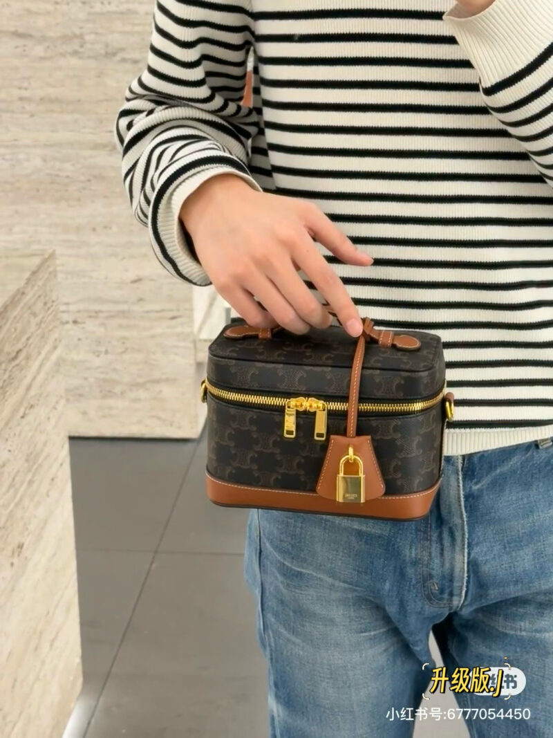 245322533f.jpg A makeup box bag with perfect attention to detail!