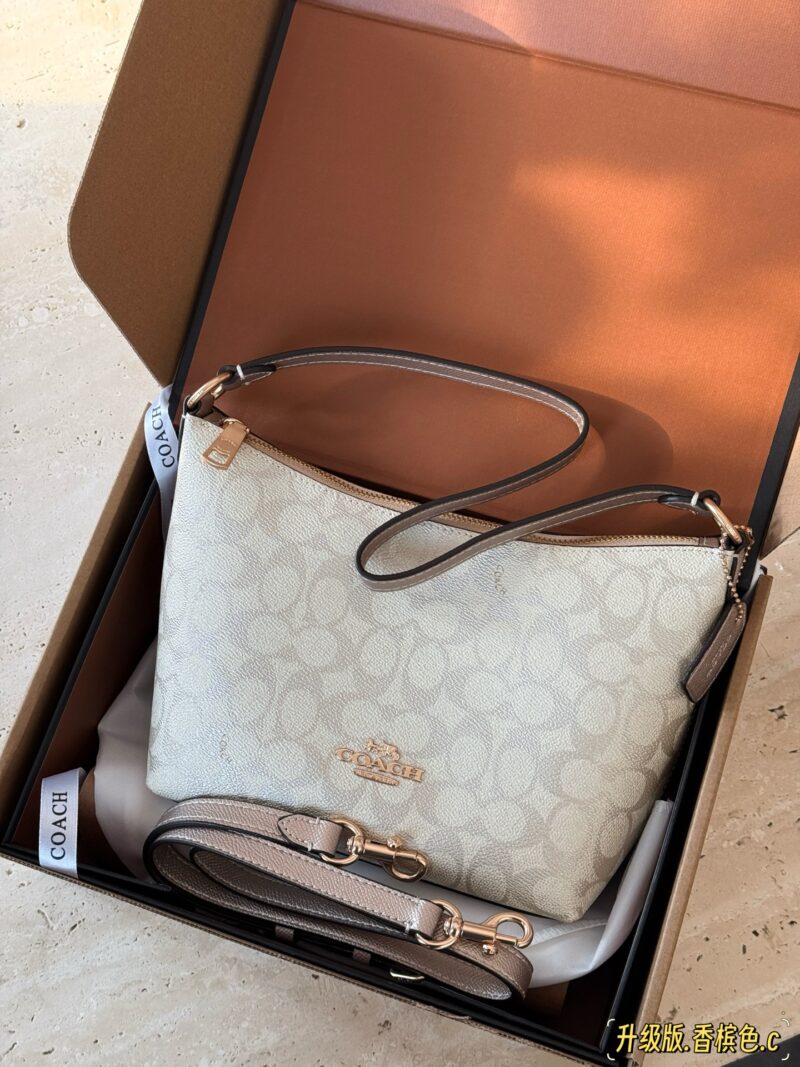 247e60e635.jpg 225 boxes
size:20*17cm
C Home | Zip Bag Dumpling Bun/Underarm Bun
Easy commuting to work
Zipper design with metallic texture and brand new logo
Can accommodate all daily needs
Hobo armpit