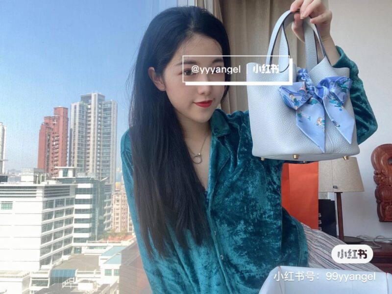 Hermes Basket | Is the unbeatable Holy Grail Blue the best match on the internet
This outfit is truly unbeatable and beautiful. It's so girlish, isn't it! !