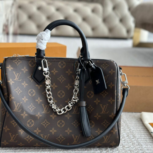 280 pairs of boxes
2024 new model size: 30cm
L Home SPEEDY30
Copy edition pillow bag
Original hardware (folded)
?? The new shoulder straps are really roaring and beautiful
Search for Lv pillow bag