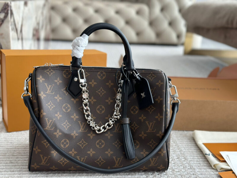 24ad600bda.jpg 280 pairs of boxes
2024 new model size: 30cm
L Home SPEEDY30
Copy edition pillow bag
Original hardware (folded)
?? The new shoulder straps are really roaring and beautiful
Search for Lv pillow bag