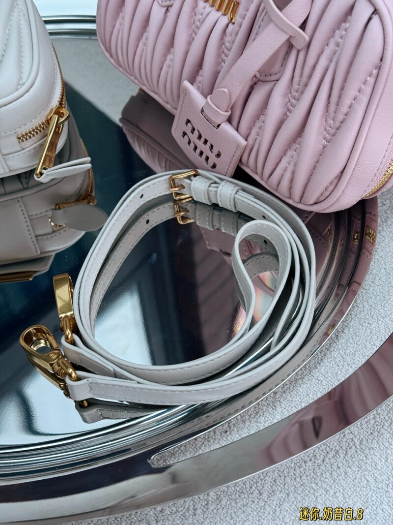 24c2aa4e1d.jpg 250 boxes
size:19*10cm
Miu's small trash bag is really heart wrenching!
Miumiu's new mini bowling bag is so cute
Newly released mini size
Smaller and narrower than the previous small size, with a sloping back that is more convenient for internal ca...