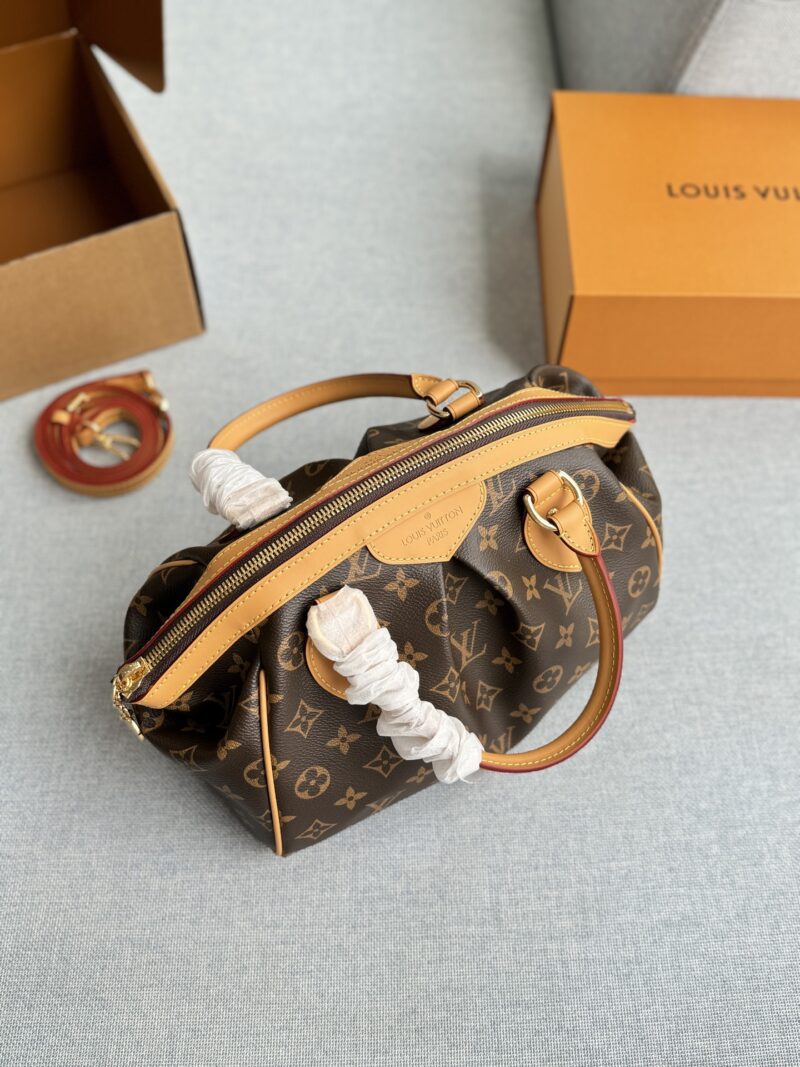 24c3040365.jpg 230 Complete Gift Box Set
size:28×21
LV dumpling bag handbag shoulder crossbody bag steel hardware counter 163 frequency conversion chip
Easy interpretation of retro fashion
The bag is quite spacious, simple yet not simple, and does not require ex...