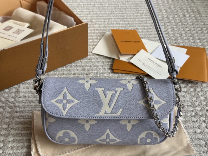 24e0a213ab.jpg 225 boxes
size:22*12cm
L Home Cream White Ivy Woc
Real milk dripping~Super suitable for summer
Mahjong bag with double chain design
Can be carried diagonally, single shoulder, or handheld
The built-in card slot is cute and easy to use!