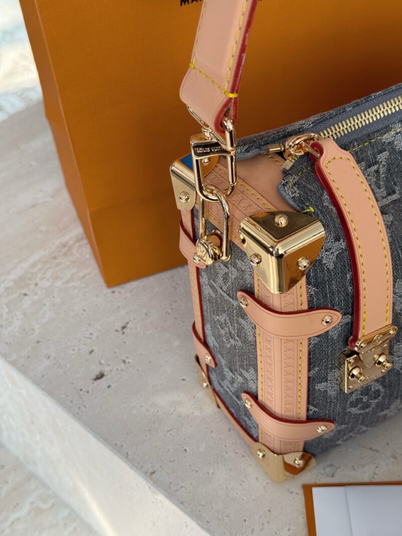 24f3275977.jpg 280 boxes
size:23*16cm
Ljia 25trunk Rocket New Bag
Sidetrunk washed denim!!
This season's sailing series is all great!
√ Cowboy blue is gentle and versatile
Super Western style upupupup
Search Lv Soft Box (Box)