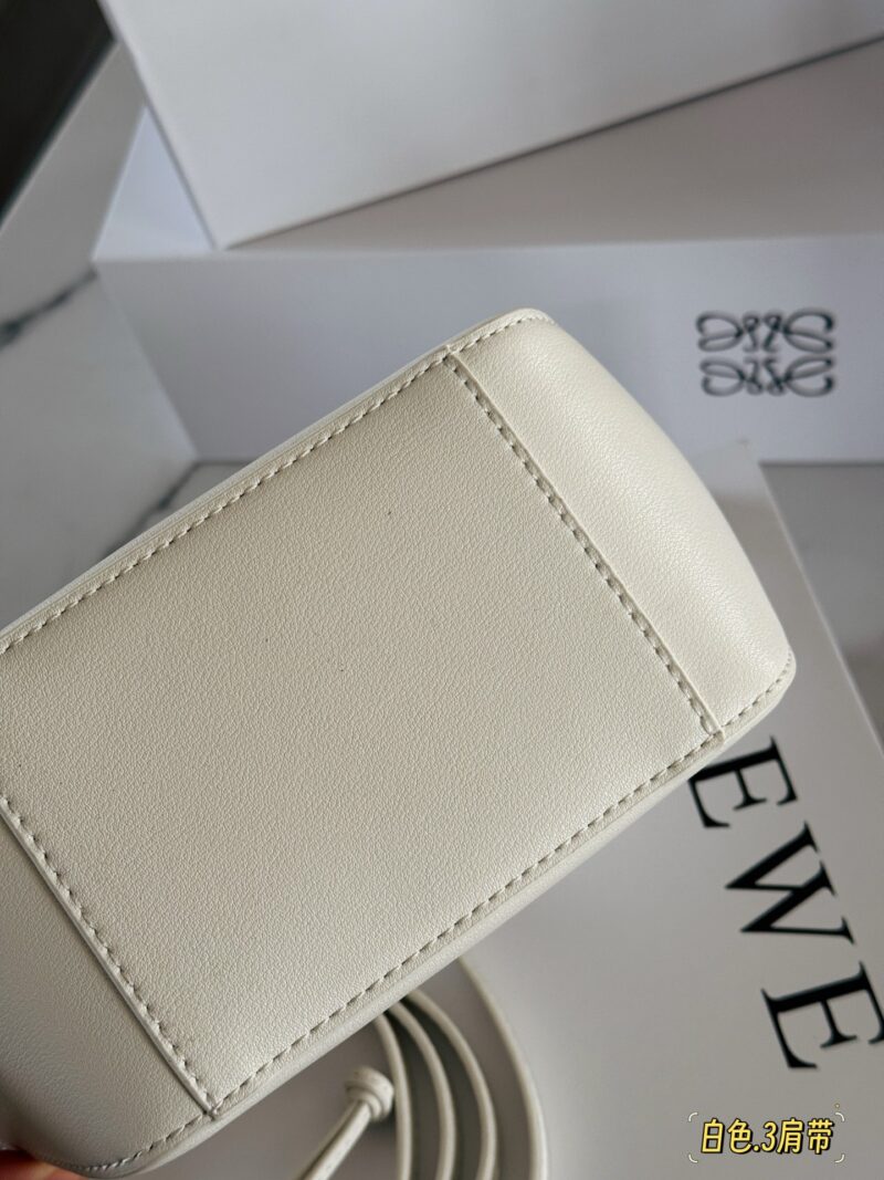 24f66a4ffc.jpg 250 box configuration with wide shoulder straps
Size: Bottom width 17, top width 27 * height 16cm
Loewe Hammock Hobo
Loewe hammock bag is super cute
HOBO can still do this
Paired with the newly released wide shoulder straps, it really looks great
The...