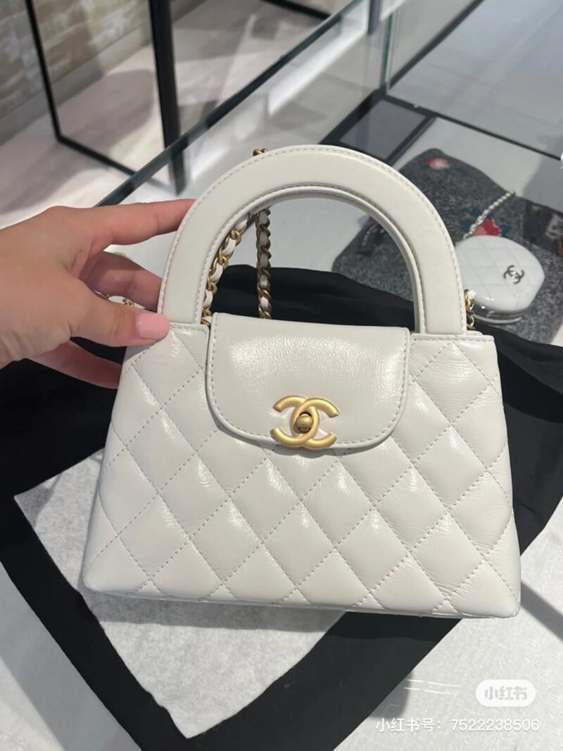 CHANE * 23 new Kelly chain bag
Kelly, the king of 23K bags, is truly a bag that has been popular for a century! Kelly bags are a well-known presence in the medieval world! Kelly handbag was born in the 1990s and is a representative of women's handb...