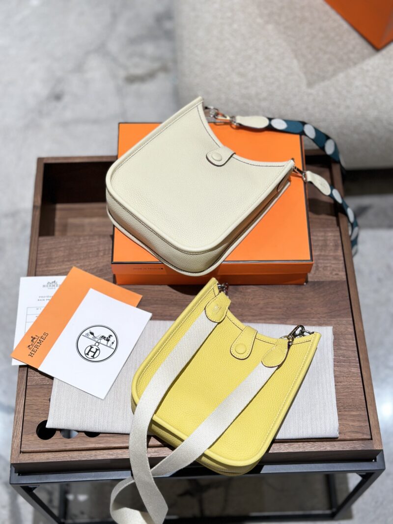 P250 Togo Leather Upgraded Edition
Hermes Mini evelyne is worth listing Mini evelyne,
Nata didn't think she was that fond of it at first, but holding it in her hand is so fragrant, it's just a fragrance without adjectives, paired with a Pegasus and m...