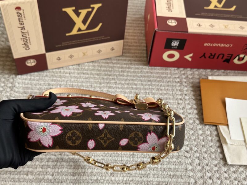 235 box
size：22*12cm 
L Home Mahjong Bun! Replica
?? Short shoulder straps! chain ??
Everything is available!!
Summer mahjong bag is more suitable, really fragrant armpit bag