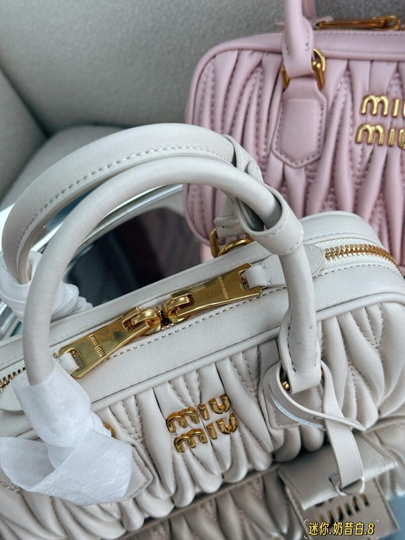 25484e7915.jpg 250 boxes
size:19*10cm
Miu's small trash bag is really heart wrenching!
Miumiu's new mini bowling bag is so cute
Newly released mini size
Smaller and narrower than the previous small size, with a sloping back that is more convenient for internal ca...