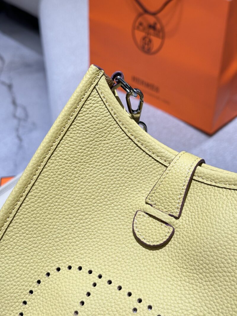 P250 Togo Leather Upgraded Edition
Hermes Mini evelyne is worth listing Mini evelyne,
Nata didn't think she was that fond of it at first, but holding it in her hand is so fragrant, it's just a fragrance without adjectives, paired with a Pegasus and m...