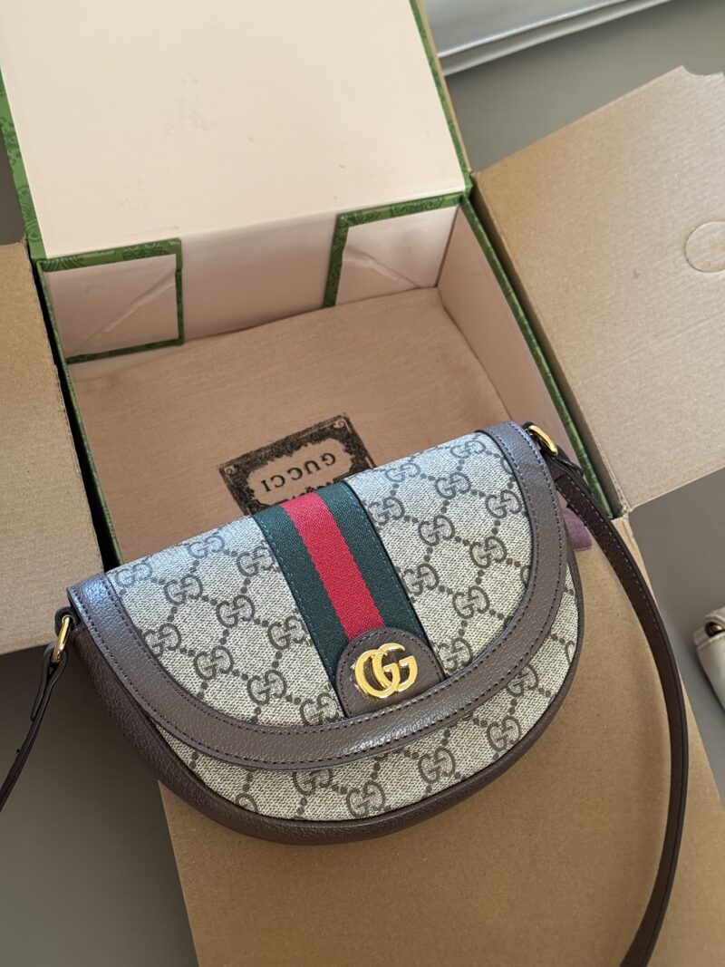 256e5f0668.jpg 210 box
Size: 20 (top width) * 4cm
GG ophilia 23ss saddle bag,
It's hard not to love after watching it
Inside the original hardware version!
The upper body effect is also amazing!
