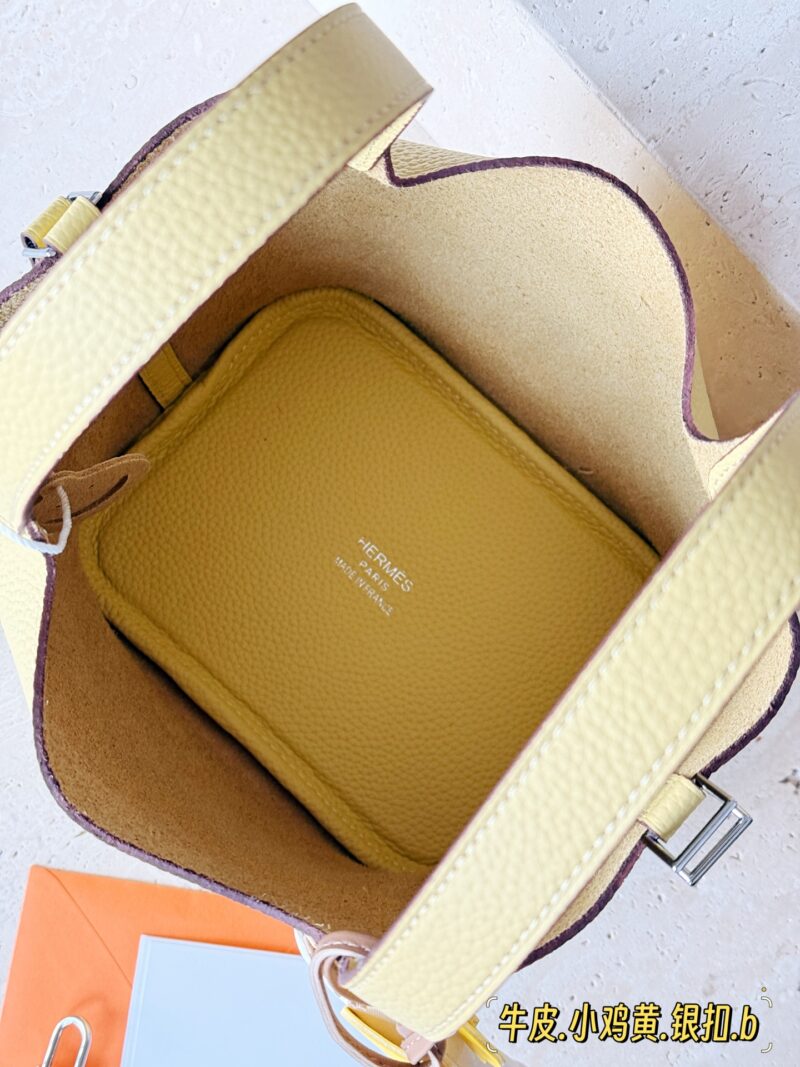 258a67bd17.jpg 299 with folding box (silver buckle)
size:18*19cm
Basket of vegetables - gentle to the touch
H Family Vegetable Basket ???
Top layer TC cowhide/oil wax thread
?? Delivery scarves ?? Paired with a pony
?? The leather has a great te...