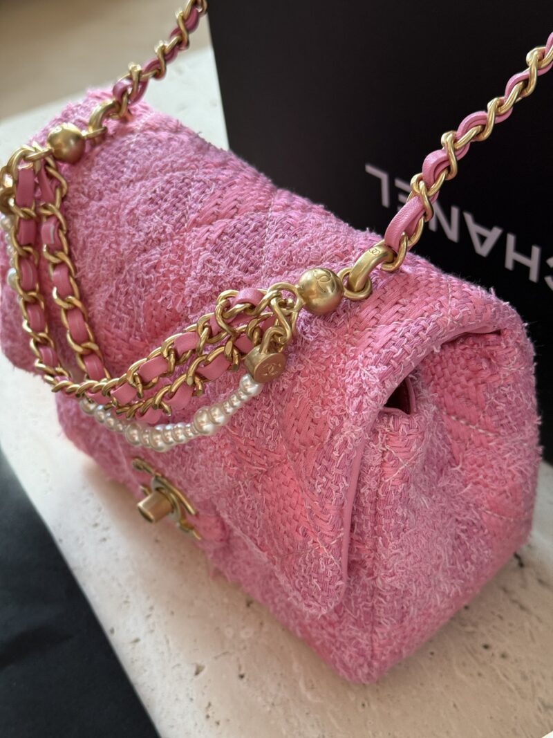 2591b149f4.jpg 240 boxes
size:17*13cm
Xiaoxiang's woolen pearl CF
Madam, Madam is so beautiful
A bag so beautiful in my heart
Woolen weaving is perfect for summer!
The appearance is too high!