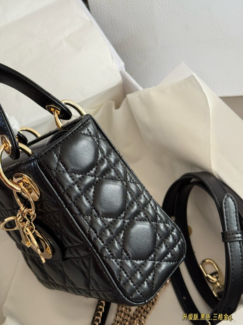 260 box upgrade version
Size: 17 * 15cm (three grids)
Dior handbag by Diana
D Family Princess Dai's Light Gold Button
It's very simple and elegant to hold in your hands and shoulders!
The milky sound makes one feel refreshed and happy
Very tender! It...