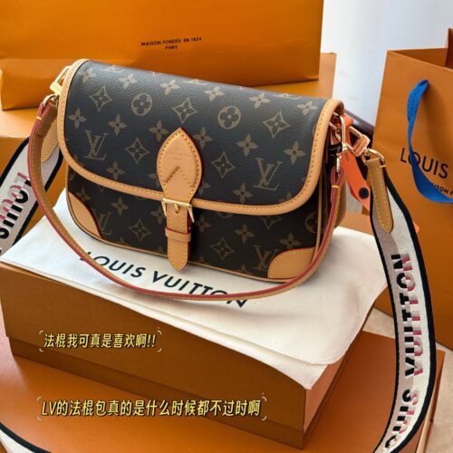 250 boxes
size：25*17cm
L Family Diane French Stick Handbag
Customized presbyopia fabric paired with dark tree bark
Configure two shoulder straps ??
Today's happiness is brought by the Dharma stick!
Search for Lv Law Stick
