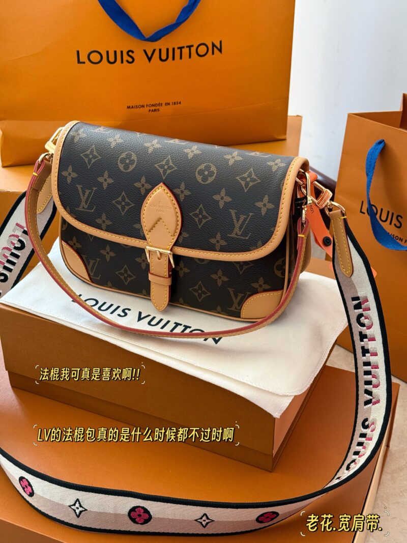 25be609226.jpg 250 boxes
size:25*17cm
L Family Diane French Stick Handbag
Customized presbyopia fabric paired with dark tree bark
Configure two shoulder straps ??
Today's happiness is brought by the Dharma stick!
Search for Lv Law Stick