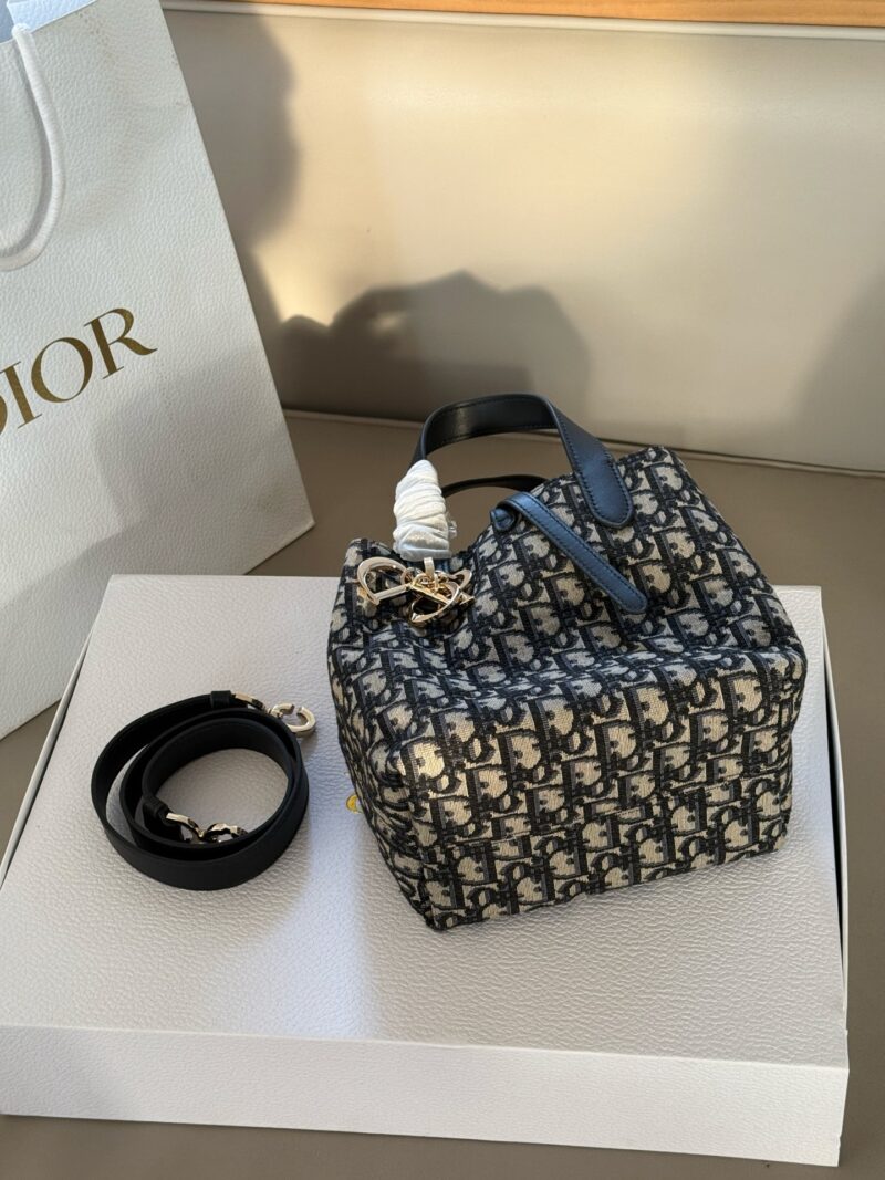 320 box
Size: 18 * 20cm (small)
D Home Tourers
How to choose horizontal/vertical version?
Simple yet not simple,
Elegant and full of vitality, with a large capacity,
One package takes care of everything!