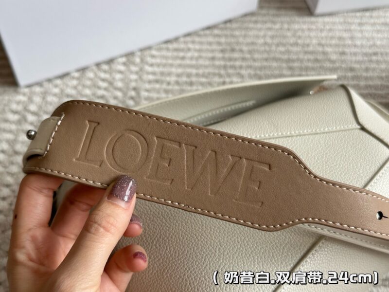 285 310 box
Size: 18 * 11cm (small size)
24 * 15cm (large size)
Loewe Geometry Package Puzzle
A very textured color,
Grey blue Puzzle Edge is very advanced!
?? Cowhide quality!
Completely hold on!
