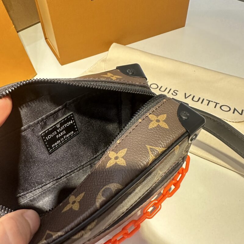 25df833754.jpg Copy of original order ? MINISOTTRUNK handbag features the iconic Monogram print paired with contrasting resin chain straps, creating a delicate and charming design. This charming handbag has sharp edges and elegant connotations, showcasing a mod...