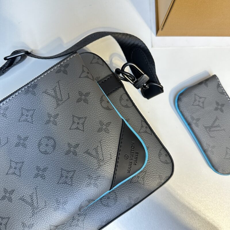Exclusive remake of TRIO messenger bag M11648 silver flower/light blue splicing
This Trio messenger bag features a three in one design crafted from Monogram Eclipse Reverse canvas and eye-catching details. The change bag at the zipper front pocket an...